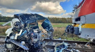 Tragedia na torach. Nie żyje kierowca transportera