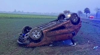 Peugeot dachował w polu. Kierowca miał 3 promile