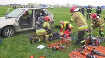 Na lotnisku samochód zderzył się z samolotem (ZDJĘCIA)