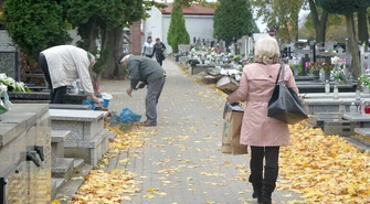 Piotrkowianie sprzątają groby przed 1 listopada