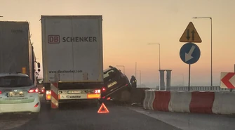 Ciężarówka zepchnęła osobówkę  [AKTUALIZACJA]