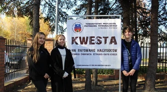 Młodzież kwestuje przy cmentarzach