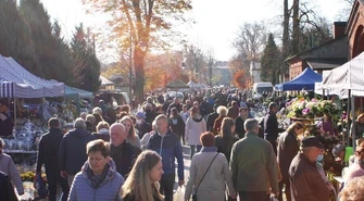 Święto zadumy czy rewia mody na cmentarzu?