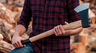 Zaatakował syna siekierą