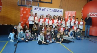 Dorota Świeniewicz na lekcji wf-u w Witowie-Kolonii