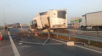 TiR uderzył w barierki [AKTUALIZACJA]