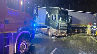 Scania uderzyła w bariery na S8