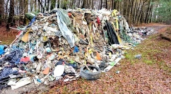 Śmieci przy drodze. Władze nie odpuszczą sprawcy