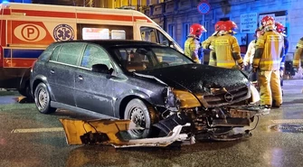 Zderzenie opla z mazdą w Piotrkowie