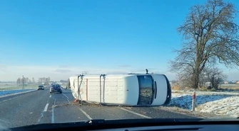 Przewrócony bus na DK 74