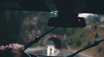 Co źle wpływa na wycieraczki samochodowe? Kiedy należy je wymienić?