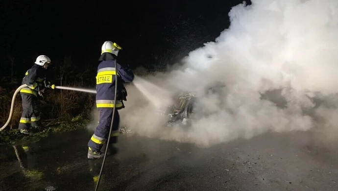 Pożar samochodu na drodze do Świątnik
