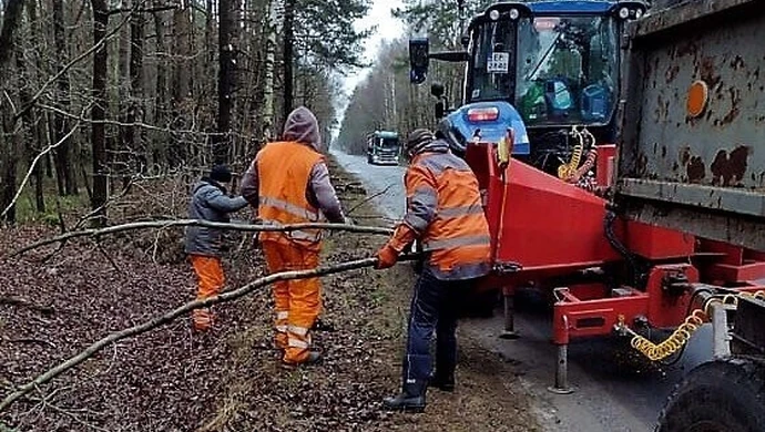 Wycinają gałęzie i ustawiają znaki