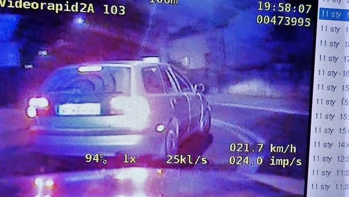 Uciekając przed policją, pędził ponad 200 km/h