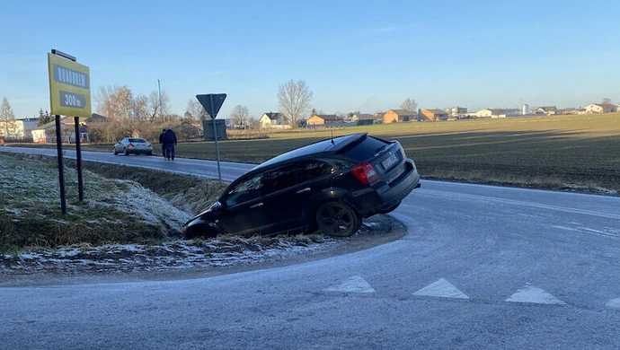 Śliska droga w pobliżu Młynar