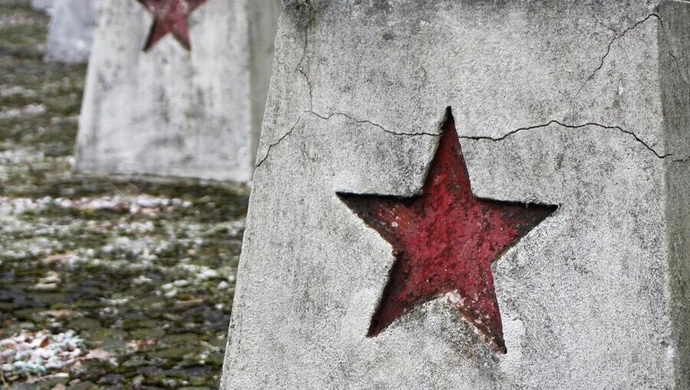 Czerwone gwiazdy na grobach w Piotrkowie [GALERIA]