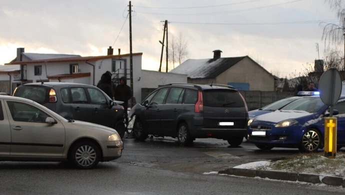 Zderzenie Citroenów w al. Concordii. Dwie osoby w szpitalu (ZDJĘCIA)