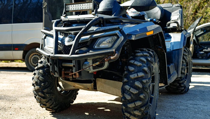 Chcieli ukraść quada, spłoszyła ich gospodyni