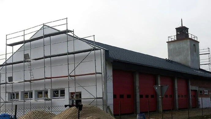 Kolejny etap prac przy budowie strażnicy Ochotniczej Straży Pożarnej w Dąbrowie nad Czarną dobiegł końca