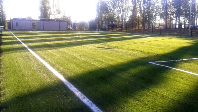 Na czym polega konserwacja boisk ze sztucznej trawy?