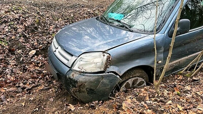 Pijany wpadł do rowu... dwoma samochodami