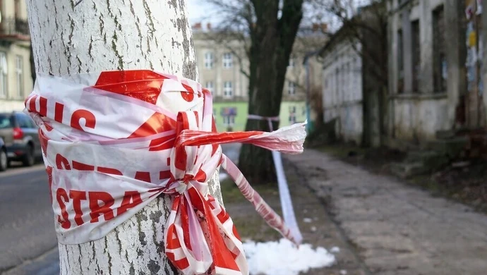 Pustostan grozi zawaleniem. Przechodnie lekceważą zagrożenie