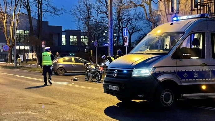 Groźne zderzenie motoroweru z osobówką na Słowackiego.  Kierowcą 16-latek