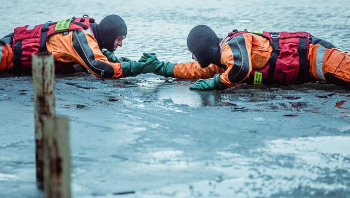 Uczyli ratować poszkodowanych na lodzie