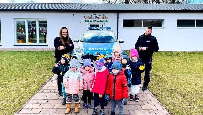Przedszkolaki ugościły policjantów