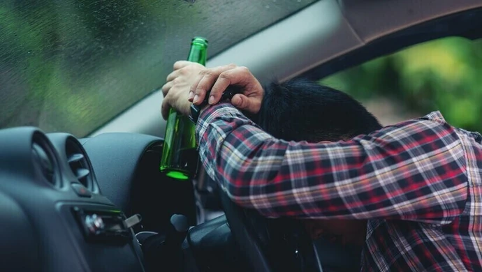 Pijany, bez uprawnień spowodował kolizję i uciekł