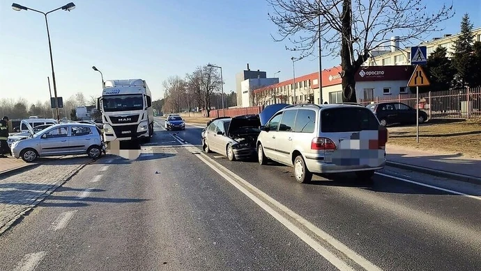 Zderzenie 4 samochodów. Kierowca chciał przepuścić pieszą