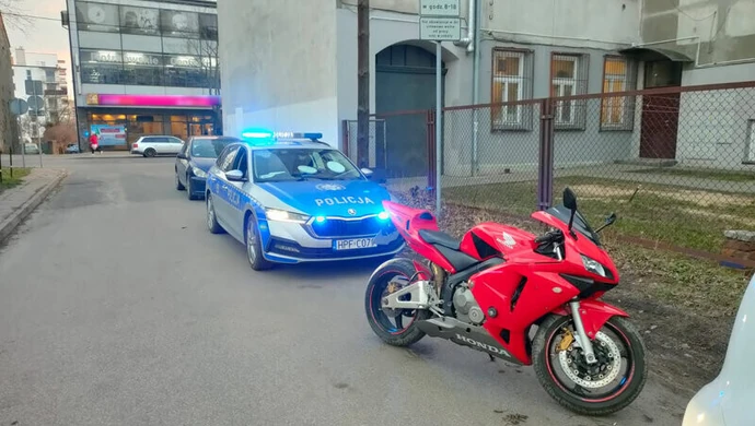 Szalał motocyklem na ulicach Piotrkowa bez prawa jazdy i OC