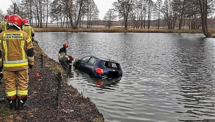 Wypadł z drogi i... wpadł do fosy