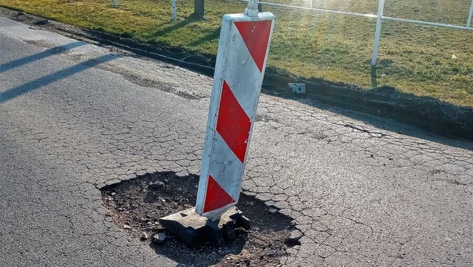 Dziura w jezdni zagraża bezpieczeństwu