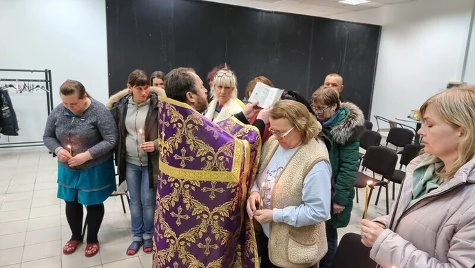 Nabożeństwo w centrum dla uchodźców