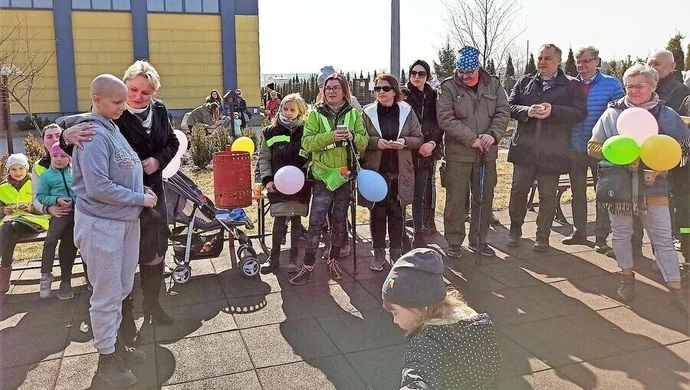 Spacerowali, aby pomóc (ZDJĘCIA)