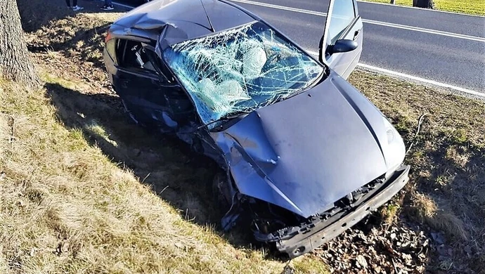 Dwa auta w rowie. Kobieta i niemowlę w szpitalu