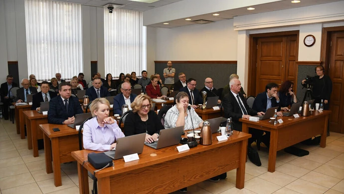 Oko w oko, czyli powrót radnych na salę obrad