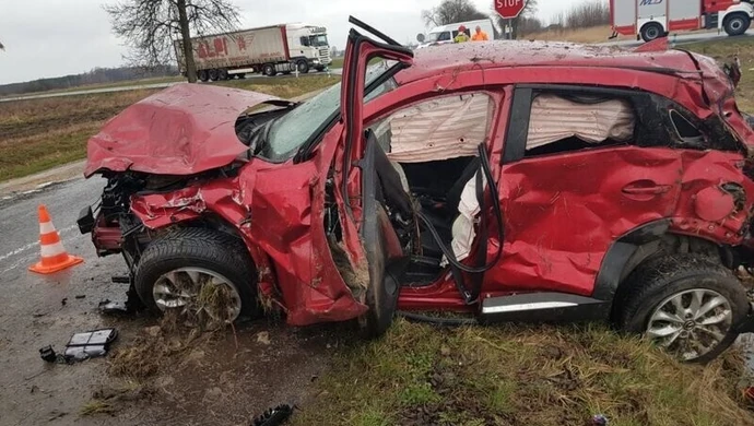 Zlekceważył znak STOP i "skasował" mazdę