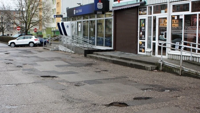 Fatalny stan nawierzchni przy "Kwadracie". Kiedy naprawa?