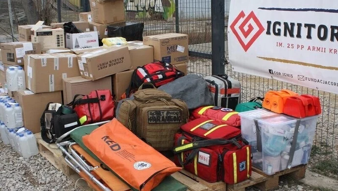 Pomoc Ukrainie. Wysyłają sprzęt, leki i... worki na zwłoki