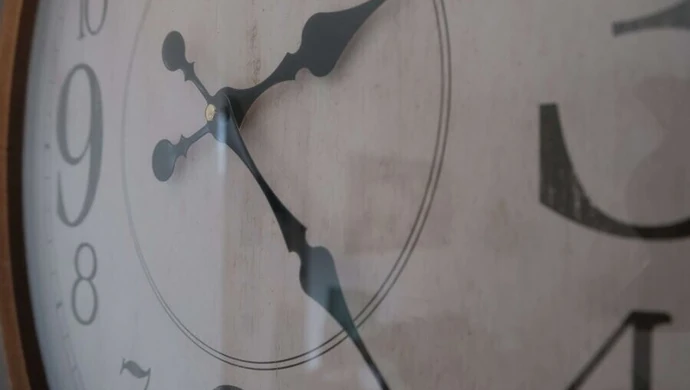 Duże zegary ścienne &#8211; gdzie najlepiej się sprawdzą? Podpowiadamy!