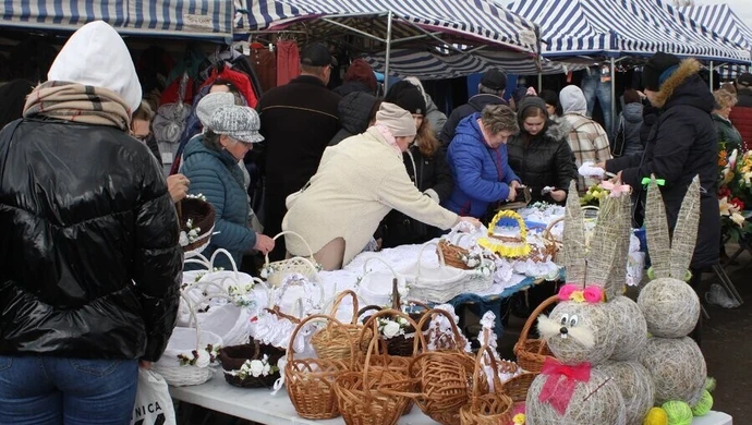Przedświąteczna niedziela. Tłumy na targowisku w Piotrkowie [ZDJĘCIA]