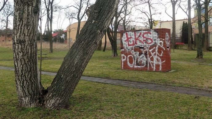 Miał być ozdobą, służy za śmietnik