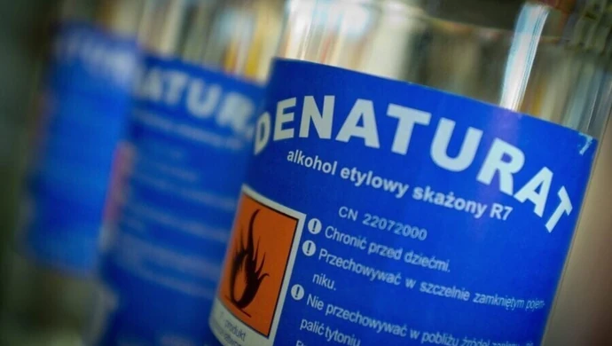 Kobieta nie żyje, mężczyzna w ciężkim stanie po zatruciu denaturatem