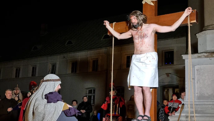 Widowisko pasyjne w Piotrkowie. Droga krzyżowa na ulicach miasta