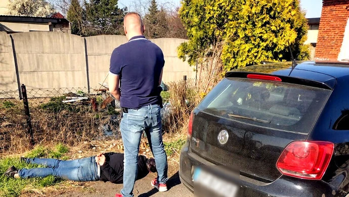 Pobili, znęcali się, okradli i uwięzili 26-latka