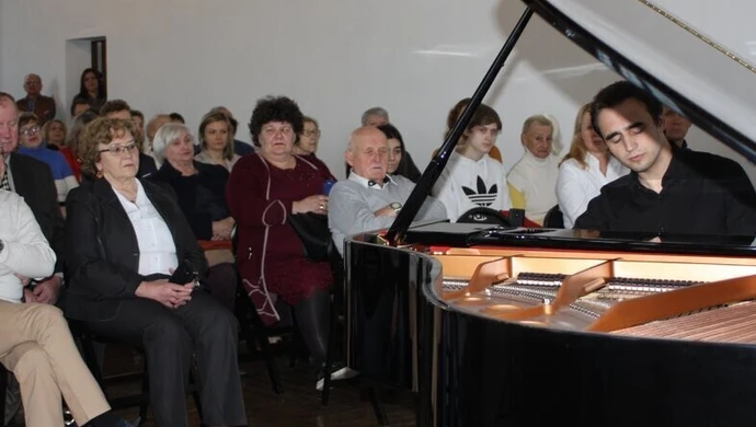 Wybitny pianista zagrał w piotrkowski Muzeum [FILM]