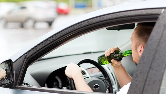 Porzucił forda, bo był pijany