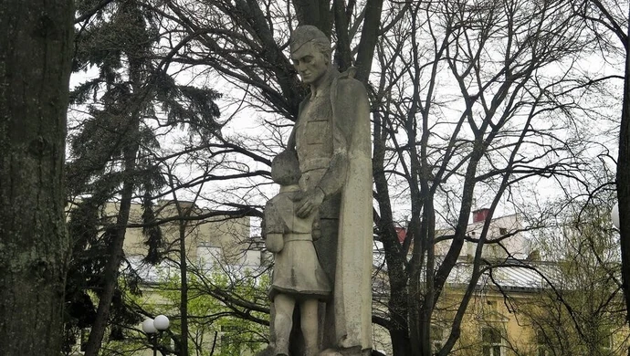 Co z pomnikiem żołnierza w sowieckim mundurze?